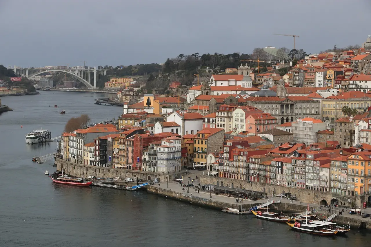 Hvordan er vejret i Porto i marts måned?
