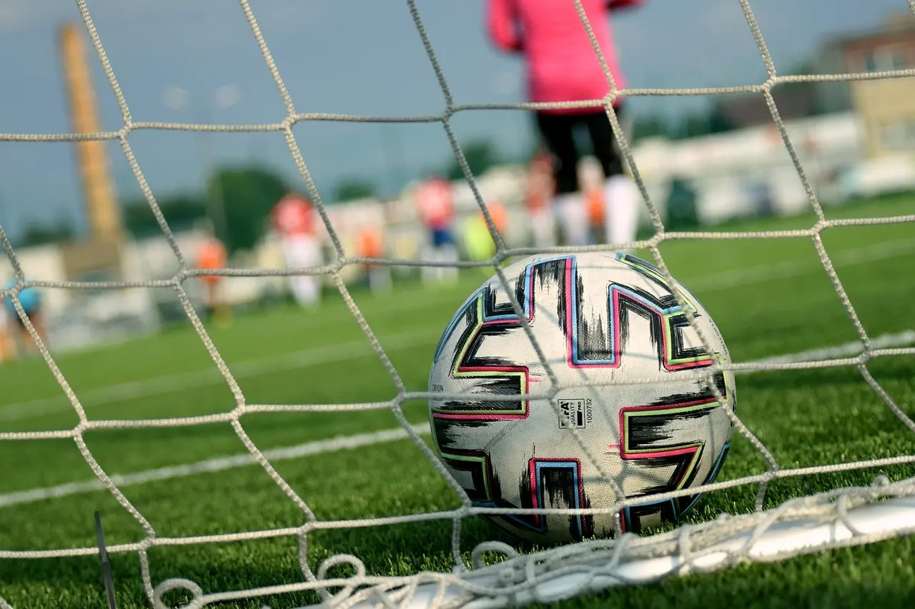 Sen dramatik, røde kort og tætte opgør: Liga 3 runde 13 leverede hele paletten